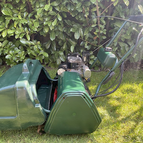 ATCO Balmoral 20SE Cylinder Lawn Mower Gallery Image