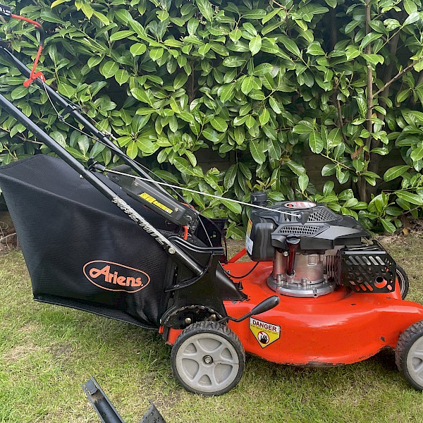 Ariens Razor 21  Self Propelled Petrol Lawn Mower Gallery Image