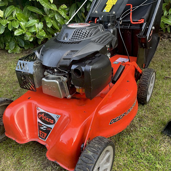 Ariens Razor 21  Self Propelled Petrol Lawn Mower Gallery Image